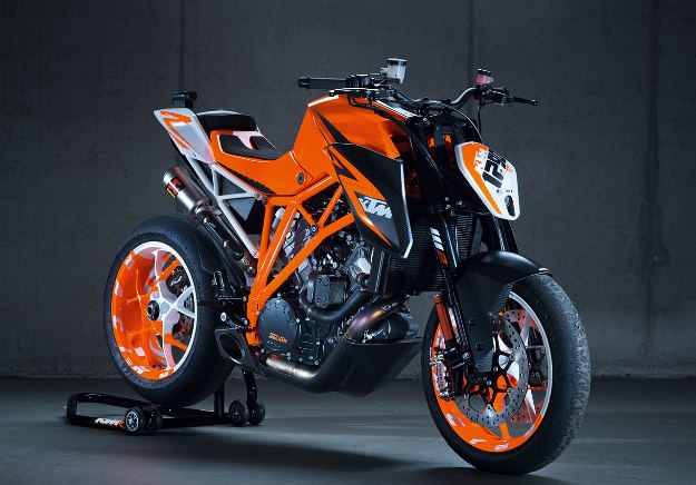 Motorcycle News 2014: KTM 1290 Super Duke R, first information and official photographs